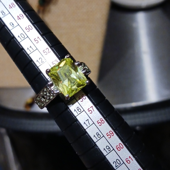 Lia Sophia Appletini Lime Green Gemstone Peridot Silver Tone Ring. Size 7 - Picture 6 of 9